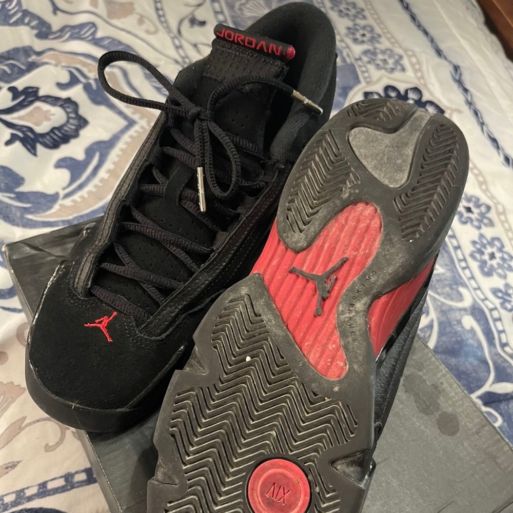 Black Jordan size 6Y